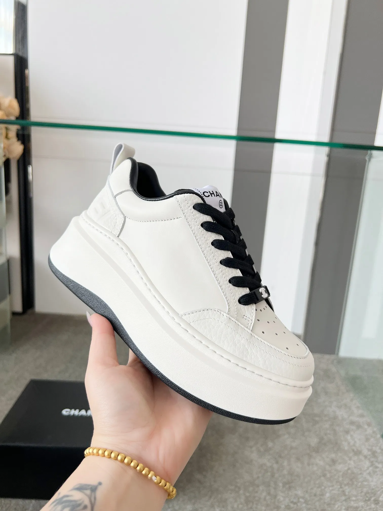 👟👟Ex-factory price 540👟👟 Super popular Chanel Chanel 2025 new casual sports shoes and sneakers. Hard to find in the counter. Super beautiful color. Very versatile. Super comfortable. Full of small fragrance. Classic, durable and versatile. The upper is made of spliced materials. Genuine cowhide, sheepskin lining, original pU+Tpa sole, good resilience. Wear light, white, white and black, white and pink code number: 35-40